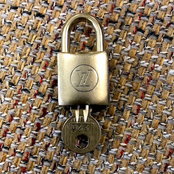Vintage LV Louis Vuitton Padlock Lock & Key 220 - Picture 10 of 15